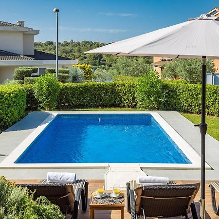Lovely Istrian Apartment With A Private Swimming Pool And A Charming Garden 반졸레 외부 사진