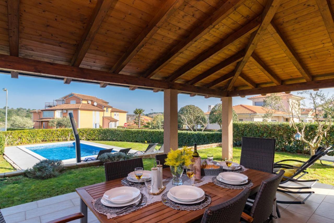 Lovely Istrian Apartment With A Private Swimming Pool And A Charming Garden 반졸레 외부 사진