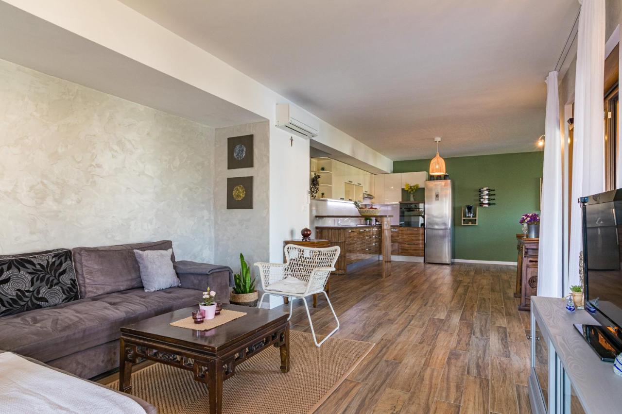 Lovely Istrian Apartment With A Private Swimming Pool And A Charming Garden 반졸레 외부 사진