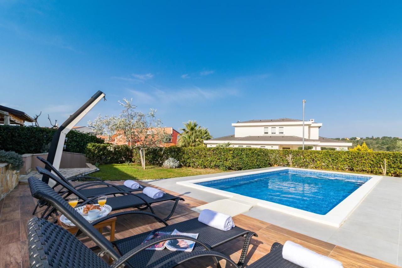 Lovely Istrian Apartment With A Private Swimming Pool And A Charming Garden 반졸레 외부 사진