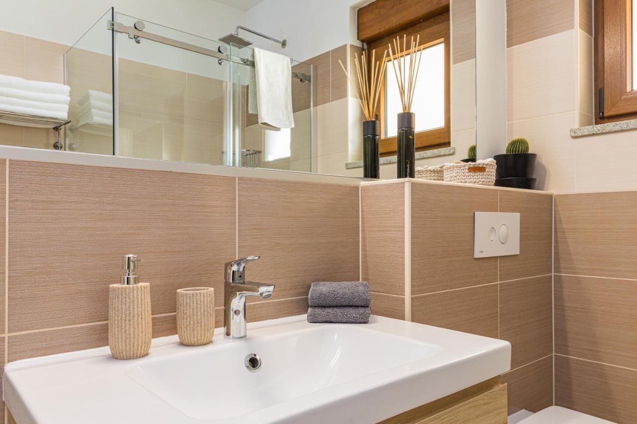 Lovely Istrian Apartment With A Private Swimming Pool And A Charming Garden 반졸레 외부 사진