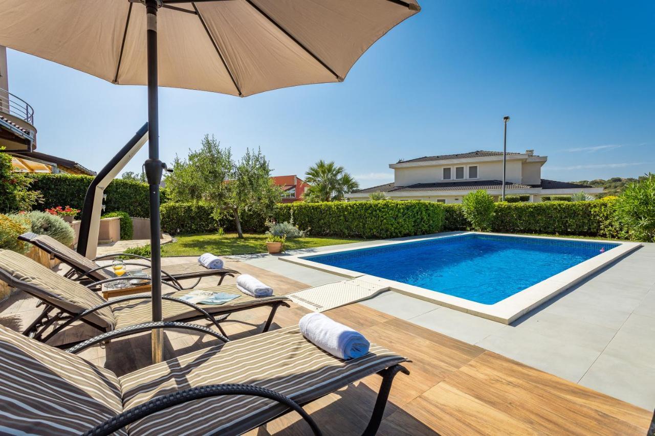Lovely Istrian Apartment With A Private Swimming Pool And A Charming Garden 반졸레 외부 사진