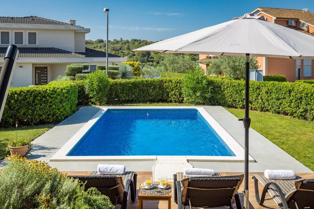 Lovely Istrian Apartment With A Private Swimming Pool And A Charming Garden 반졸레 외부 사진