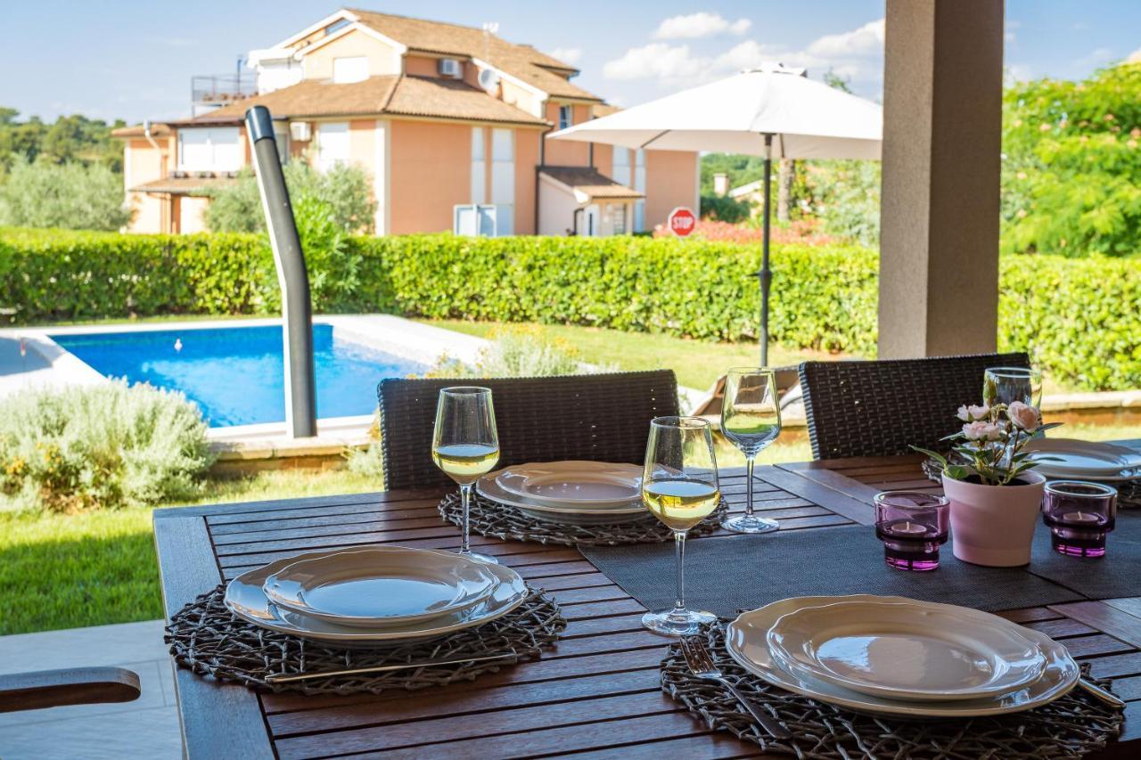 Lovely Istrian Apartment With A Private Swimming Pool And A Charming Garden 반졸레 외부 사진